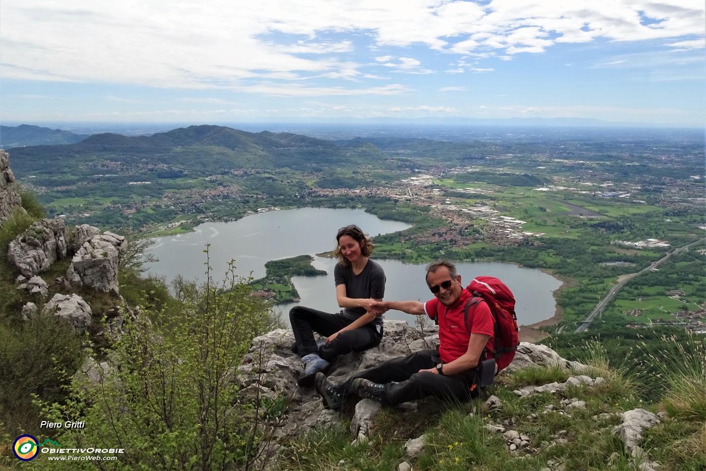 54 Sullo sfondo il Lago di Annone.JPG